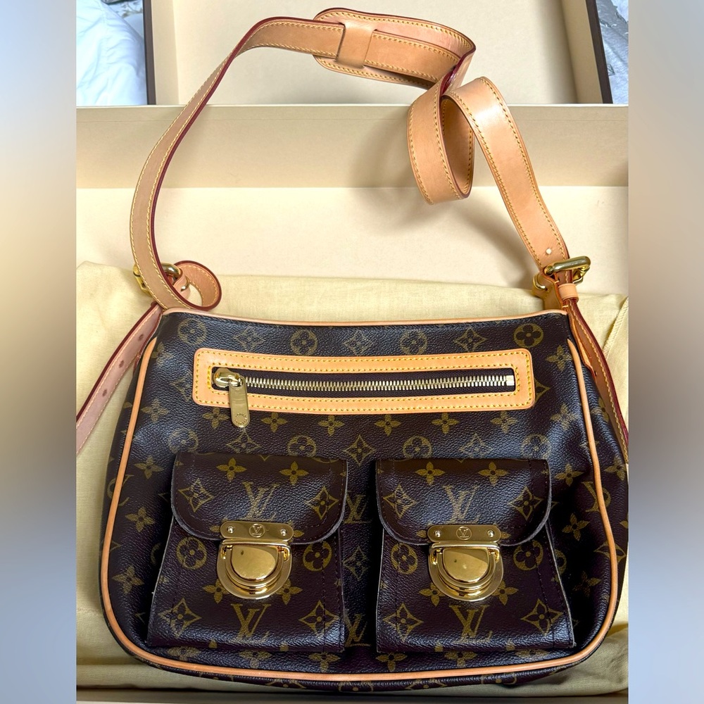 Louis Vuitton a classic chic shoulder bag !